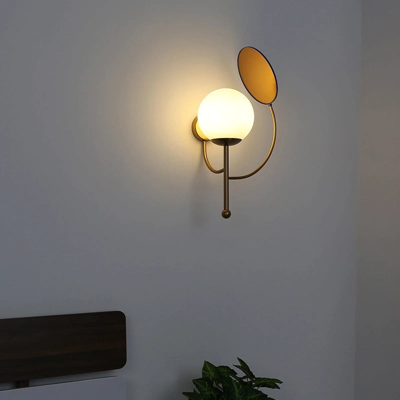nordic wall sconce with a reflector - Lodamer