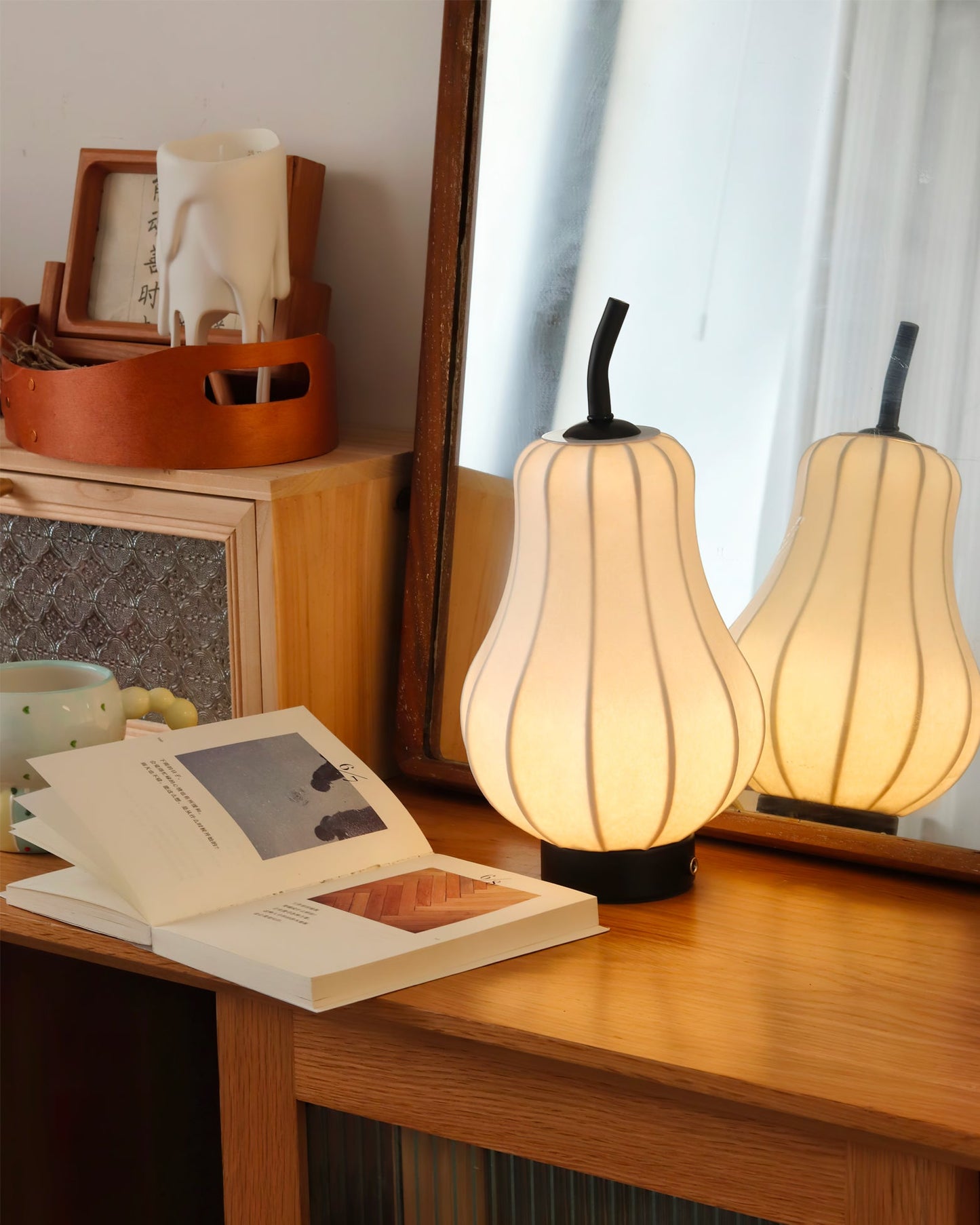 Pear Built-in Battery Table Lamp